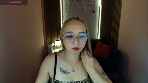 Lia Roberts online show from June 17, 2026, 1:56 pm
