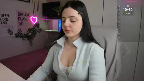 Lia online show from November 17, 2025, 8:20 am