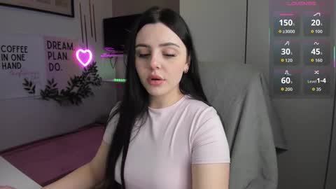 Lia online show from December 5, 2025, 7:39 am