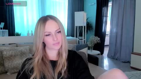 Snapshot of libby_nora chatting on February 4, 2025, 12:00 pm Libby online show from February 4, 2025, 12:00 pm