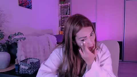 libra_mia online show from September 18, 2025, 6:48 am