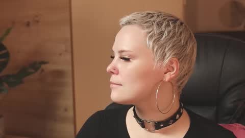 Snapshot of likaaberry chatting on November 18, 2025, 12:31 pm likaaberry online show from November 18, 2025, 12:31 pm