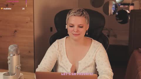 Snapshot of likaaberry chatting on December 2, 2025, 8:15 pm likaaberry online show from December 2, 2025, 8:15 pm