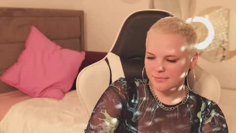 Snapshot of likaaberry chatting on February 28, 2026, 2:29 pm likaaberry online show from February 28, 2026, 2:29 pm