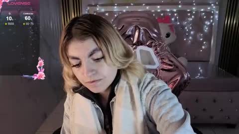 Lili online show from November 19, 2025, 3:06 am