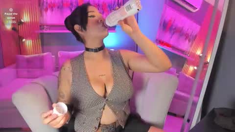 holis soy lily chang no olvides el pulgar arriba es muy importante para mi 3 independent model online show from February 19, 2026, 8:05 pm