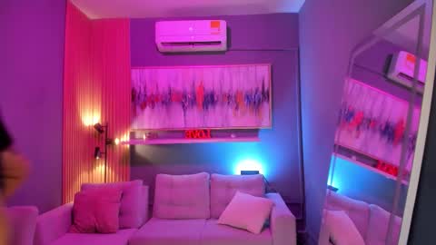 holis soy lily chang no olvides el pulgar arriba es muy importante para mi 3 independent model online show from March 25, 2026, 8:04 pm