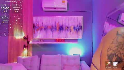 holis soy lily chang no olvides el pulgar arriba es muy importante para mi 3 independent model online show from April 16, 2026, 7:47 pm