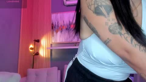 holis soy lily chang no olvides el pulgar arriba es muy importante para mi 3 independent model online show from June 8, 2026, 6:30 pm