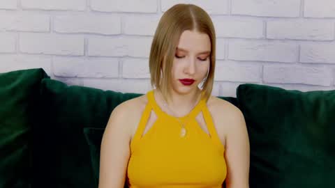 LiliLinn online show from February 3, 2025, 11:20 am