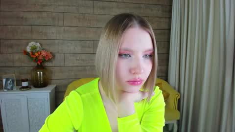 LiliLinn online show from February 12, 2025, 8:38 am