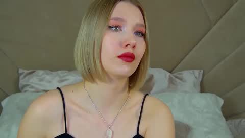 LiliLinn online show from February 25, 2025, 9:53 am