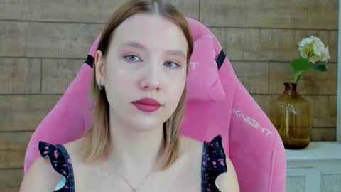 LiliLinn online show from October 21, 2025, 4:24 am