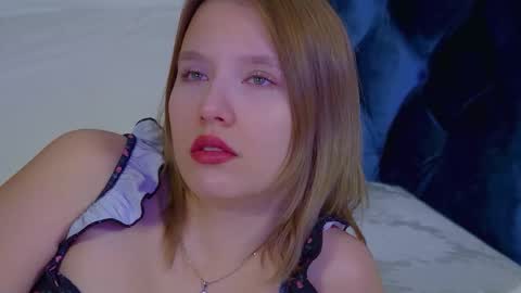 LiliLinn online show from October 28, 2025, 4:49 am