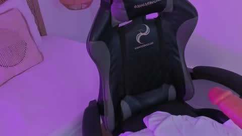 L I L I  online show from March 5, 2026, 7:54 pm