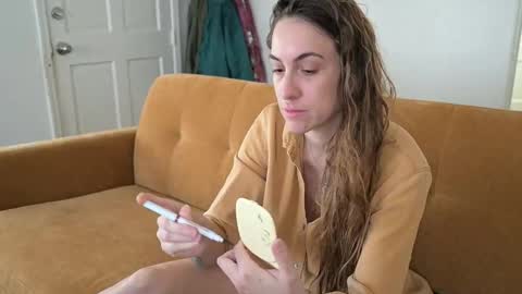 L online show from October 29, 2025, 8:10 pm