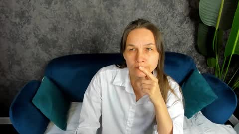 lillian_white1 online show from February 23, 2025, 7:22 am