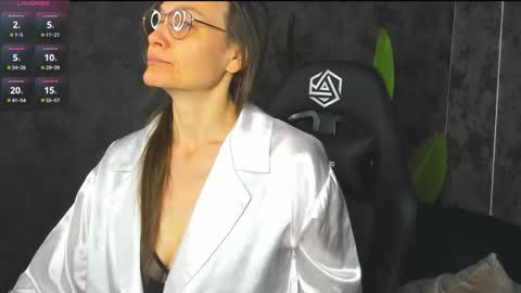 lillian_white1 online show from September 24, 2025, 12:14 am