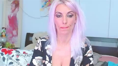 Lara online show from October 9, 2025, 9:13 pm