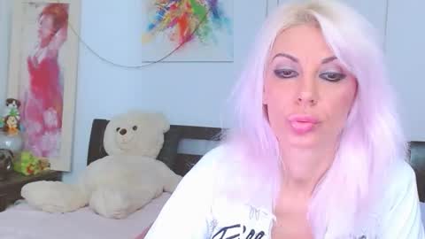 Lara online show from November 16, 2025, 7:30 pm