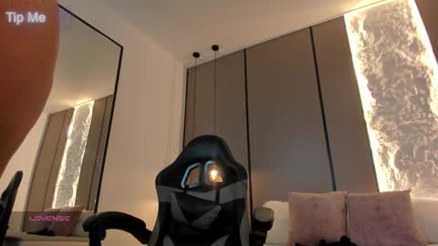 L I L L Y online show from December 20, 2025, 12:34 pm