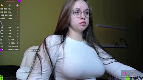 Lily online show from October 22, 2025, 1:00 pm