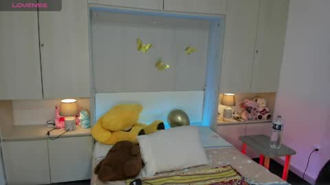 lilywhitee1 online show from April 14, 2026, 4:07 am