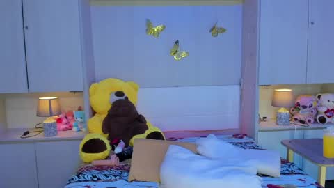 lilywhitee1 online show from April 18, 2026, 9:15 pm