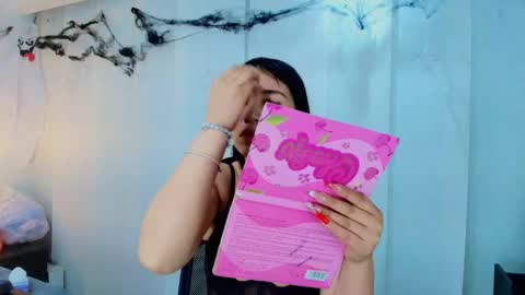  Lina Bedoya  online show from November 4, 2025, 11:42 am