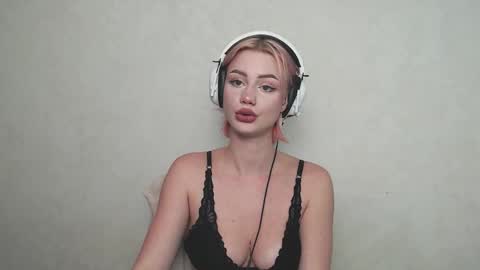 linacute52 online show from October 10, 2025, 11:09 am