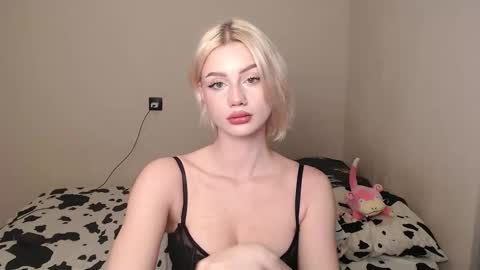 linacute52 online show from November 30, 2025, 8:13 pm