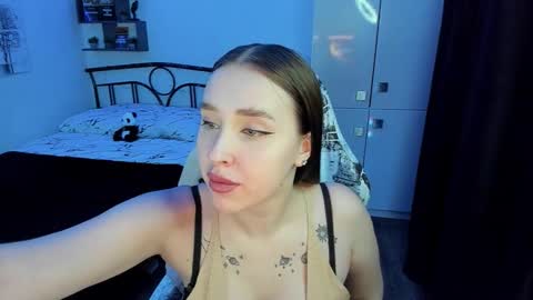 Lina online show from November 17, 2025, 10:04 pm