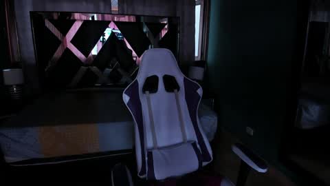  Linda  online show from February 4, 2025, 9:10 pm