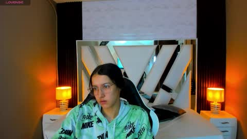  Linda  online show from November 16, 2025, 1:06 pm