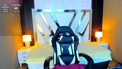  Linda  online show from November 17, 2025, 5:41 pm