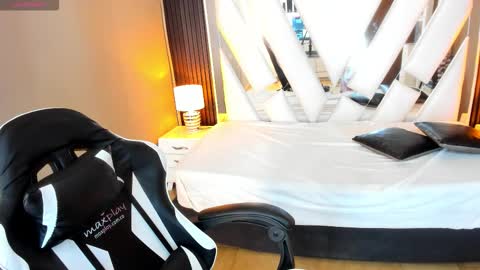  Linda  online show from November 19, 2025, 6:19 pm