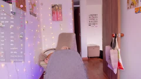 Giggles  online show from September 18, 2025, 2:19 pm