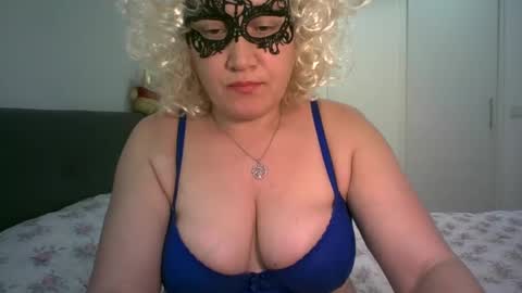 Snapshot of lindaxsmile chatting on February 18, 2025, 11:41 pm LindaXSmile online show from February 18, 2025, 11:41 pm