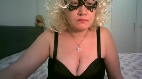 Snapshot of lindaxsmile chatting on February 24, 2025, 10:47 pm LindaXSmile online show from February 24, 2025, 10:47 pm
