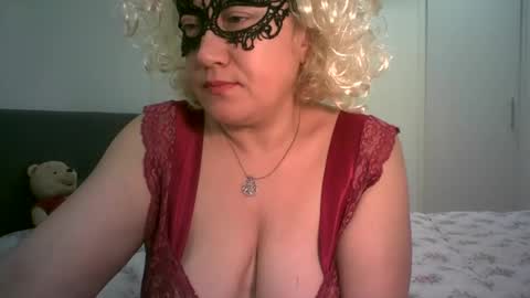 Snapshot of lindaxsmile chatting on March 4, 2025, 8:38 pm LindaXSmile online show from March 4, 2025, 8:38 pm