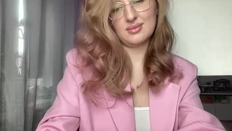 linoreya online show from November 25, 2025, 8:14 am