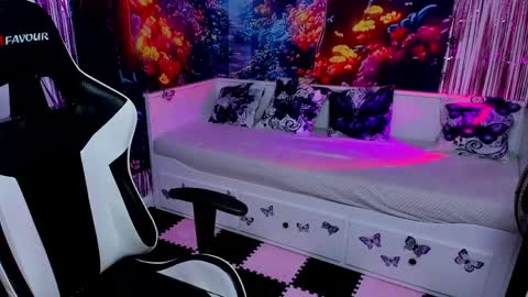 Snapshot of linphea chatting on May 24, 2026, 6:35 pm Tina online show from May 24, 2026, 6:35 pm