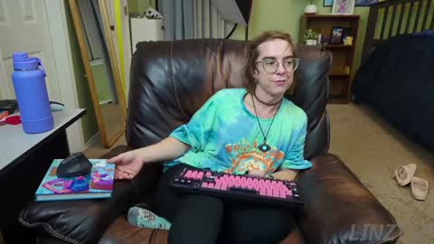 Snapshot of linzy19 chatting on December 25, 2024, 5:37 am Linzy19 online show from December 25, 2024, 5:37 am