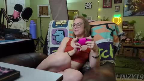 Snapshot of linzy19 chatting on February 16, 2025, 3:47 am Linzy19 online show from February 16, 2025, 3:47 am