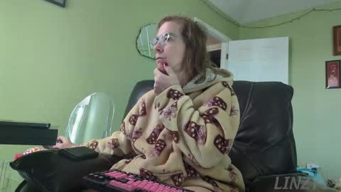 Snapshot of linzy19 chatting on November 9, 2025, 4:27 pm Linzy19 online show from November 9, 2025, 4:27 pm