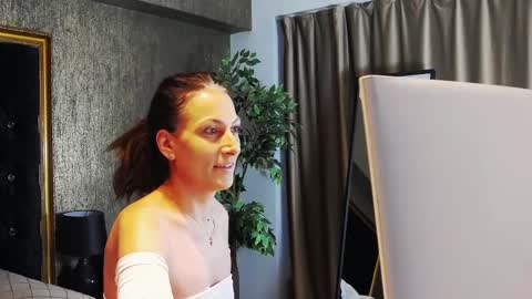 lisacroft online show from February 12, 2025, 5:58 am