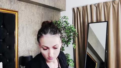 lisacroft online show from February 27, 2025, 3:58 am