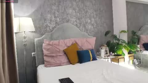 lisacroft online show from June 8, 2026, 6:47 am