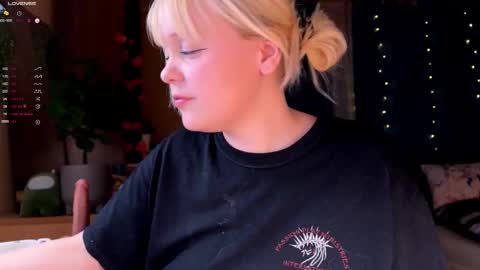 -Lisa- Help me to reach 100 thumbs up3 online show from December 14, 2025, 2:55 pm