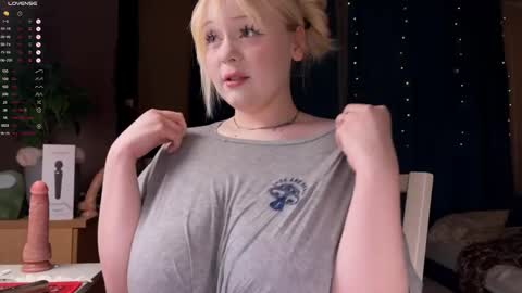 -Lisa- Help me to reach 100 thumbs up3 online show from February 13, 2026, 8:27 pm